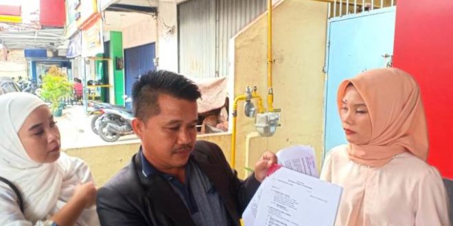 Kuasa Hukum Jaringan Kantor Berita RMOL, Anto Astari, saat memberikan keterangan kepada wartawan pada hari Selasa tanggal 7 November 2023 terkait Somasi yang dilakukan oleh Hotman Paris Hutapea sebagai Kuasa Hukum dari PT. RMK Energy. (foto : SMSI Sumsel)