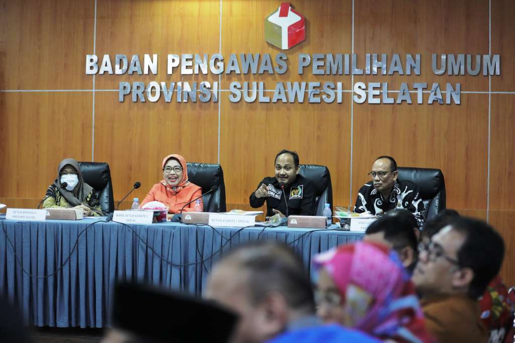 Komite I Dewan Perwakilan Daerah (DPD) Republik Indonesia menggelar Rapat Kerja dengan Badan Pengawas Pemilihan Umum (Bawaslu) Provinsi Sulawesi Selatan (Sulsel) dalam rangka Pengawasan atas Pelaksanaan Undang-Undang Nomor 7 Tahun 2017 tentang Pemilu, terkait Tahapan Persiapan Pemilu Serentak Tahun 2024 di Kantor Bawaslu Provinsi Sulawesi Selatan, pada hari Sabtu tanggal 11 November 2023. (foto : dpd.go.id)