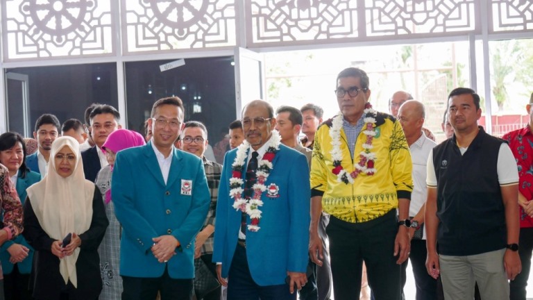 Wakil Ketua I Dewan Perwakilan Daerah (DPD) Republik Indonesia (RI), Nono Sampono, sekaligus Ketua Umum Kushin Ryu M Karate Do Indonesia (KKI), mengukuhkan Pengurus Kushin Ryu M Karate Do Indonesia (KKI) Provinsi Riau Periode 2023-2027, di Gedung Gedung Sekolah Dasar Dharma Loka di Jalan Soekarno Hatta, sekaligus Opening Ceremony Sirkuit Antar Dojo se Provinsi Riau, pada hari Sabtu tanggal 11 November 2023. (foto : dpd.go.id)