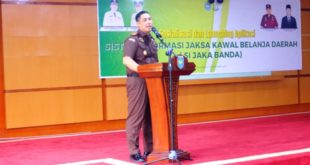 Kepala Kejaksaan Negeri Kabupaten Ogan Komering Ulu Selatan, Adi Purnama, memberikan penjelasan mengenai Sistem Informasi Jaksa kawal Belanja Daerah di Aula Serasan Seandan, Kabupaten OKU Selatan, pada hari Senin tanggal 13 November 2023. (foto : SMSI OKU Selatan)