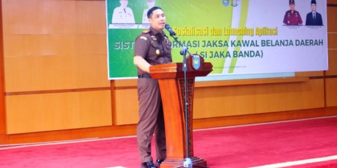 Kepala Kejaksaan Negeri Kabupaten Ogan Komering Ulu Selatan, Adi Purnama, memberikan penjelasan mengenai Sistem Informasi Jaksa kawal Belanja Daerah di Aula Serasan Seandan, Kabupaten OKU Selatan, pada hari Senin tanggal 13 November 2023. (foto : SMSI OKU Selatan)