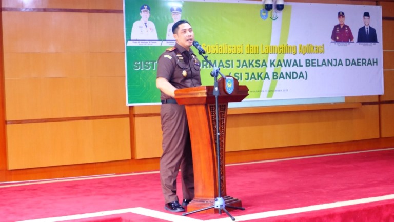 Kepala Kejaksaan Negeri Kabupaten Ogan Komering Ulu Selatan, Adi Purnama, memberikan penjelasan mengenai Sistem Informasi Jaksa kawal Belanja Daerah di Aula Serasan Seandan, Kabupaten OKU Selatan, pada hari Senin tanggal 13 November 2023. (foto : SMSI OKU Selatan)