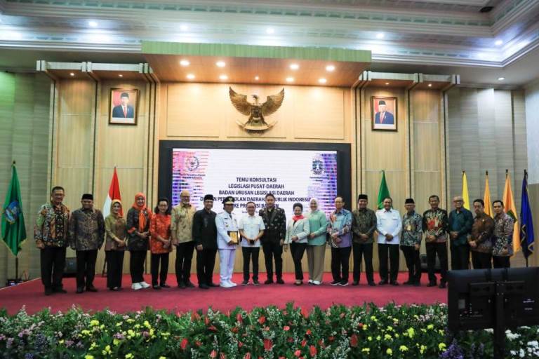 Anggota Dewan Perwakilan Daerah Republik Indonesia yang tergabung di dalam Badan Urusan Legislasi Daerah, menggelar Temu Konsultasi Legislasi Pusat dan Daerah di Kantor Gubernur Banten pada hari Kamis tanggal 16 November 2023. (foto : dpd.go.id)