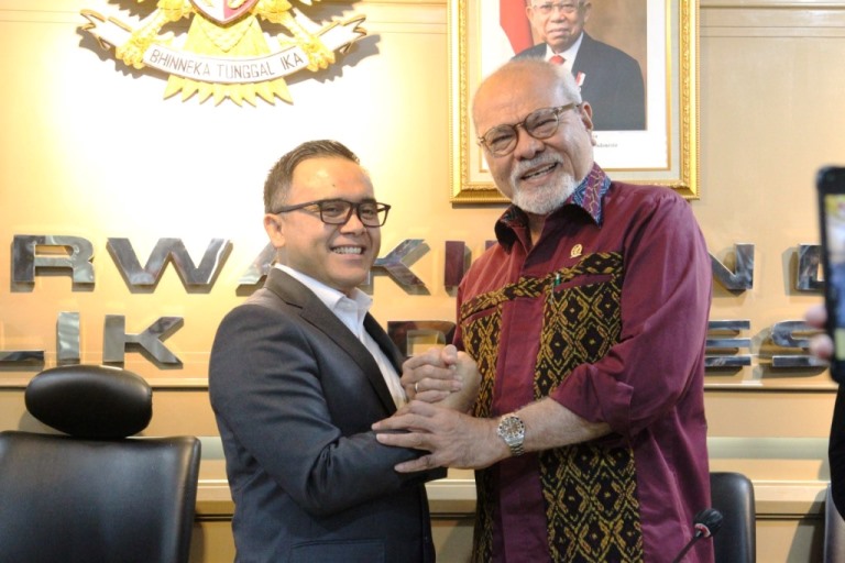 Anggota Dewan Perwakilan Daerah (DPD) Republik Indonesia (RI) dari Provinsi Nusa Tenggara Timur (NTT), Abraham Liyanto, meminta Menteri Pemberdayaan Aparatur Negara dan Reformasi Birokrasi (Menpanrb) Abdullah Azwar Anas agar para guru swasta yang lulus tes Pegawai Pemerintah dengan Perjanjian Kerja (P3K) bisa kembali mengajar di sekolah asalnya. (foto : dpd.go.id)