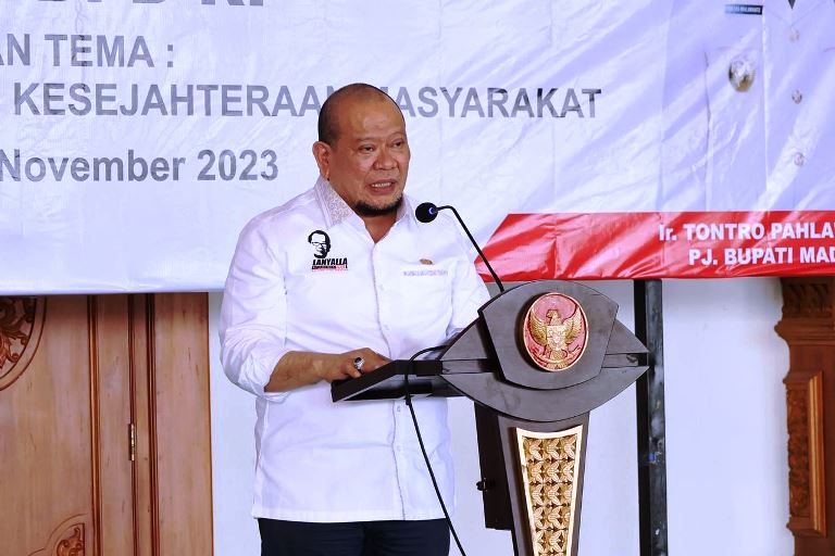 Ketua DPD RI AA LaNyalla Mahmud Mattalitti saat hadir di acara "Sarasehan dan Serap Aspirasi Masyarakat Asosiasi Kepala Desa Kabupaten Madiun" bertajuk "Otonomi Desa untuk Mewujudkan Kesejahteraan Rakyat", Rabu (22/11/2023), di Kantor Bupati Madiun. (foto : dpd.go.id)