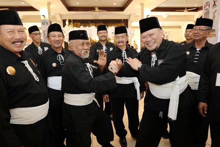 Ketua DPD RI, AA LaNyalla Mahmud Mattalitti, menghadiri acara "Deklarasi Pemilu Damai" yang diinisiasi salah satu organisasi bela diri silat terbesar di tanah air, Persaudaraan Setia Hati Terate. (foto : dpd.go.id)
