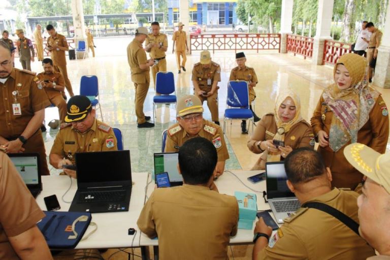 Suasana Aktivasi Identitas Kependudukan Digital bagi seluruh Aparatur Sipil Negara di lingkungan Pemerintah Kota Lubuklinggau pada hari Senin tanggal 6 November 2023. (foto : humas Pemkot Lubuklinggau)