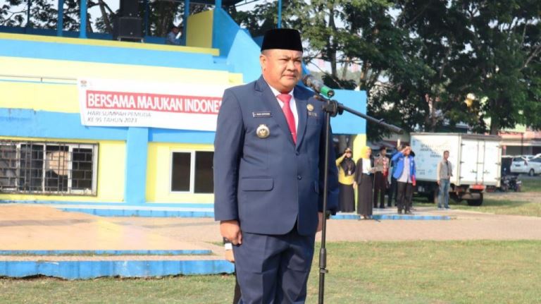Penjabat (Pj) Wali Kota Lubuklinggau, H. Trisko Defriyansa, menjadi Inspektur Upacara (Irup) pada peringatan Hari Sumpah Pemuda ke-95 tahun 2023 tingkat Kota Lubuklinggau, di Stadion Mini Kelurahan Kayu Ara Kecamatan Lubuklinggau Timur l Kota Lubuklinggau, Sabtu tanggal 28 Oktober 2023. (foto : humas Pemkot Lubuklinggau)