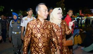 Pj Bupati H Apriyadi bersama Istri tercinta Hj Asna Aini Apriyadi bawakan dua lagu sekaligus yaitu, Ikan Dalam Kolam dan Terajana. Duet ini membuat ribuan warga Kabupaten Muba ikut bernyanyi di Lapangan Gelanggang Remaja Sekayu, Minggu (5/11/2023) malam.
