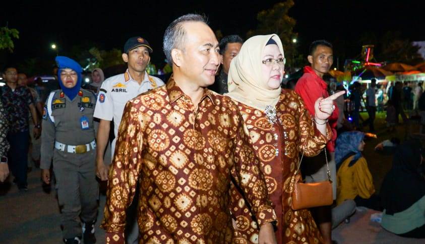 Pj Bupati H Apriyadi bersama Istri tercinta Hj Asna Aini Apriyadi bawakan dua lagu sekaligus yaitu, Ikan Dalam Kolam dan Terajana. Duet ini membuat ribuan warga Kabupaten Muba ikut bernyanyi di Lapangan Gelanggang Remaja Sekayu, Minggu (5/11/2023) malam.