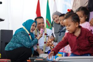 Agus Fatoni beserta Pj Ketua TP PKK Prov Sumsel Tyas Fatoni memberikan bantuan makanan kepada anak terdeteksi Stunting.