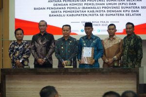 Agus Fatoni melakukan Penandatanganan Naskah Perjanjian Hibah Daerah (NPHD) Pendanaan Pilkada Serentak Tahun 2024 untuk Pemilihan Gubernur/Wagub Sumsel, Bupati/ Wakil Bupati serta Walikota/ Wakil Walikota Tahun 2024 antara Pemprov Sumsel dengan Komisi Pemilihan Umum (KPU) dan Badan Pengawas Pemilu (Bawaslu) Prov Sumsel beserta Pemerintah Kabupaten/Kota dengan KPU dan Bawaslu kabupaten /kota se Sumsel bertempat di Auditorium Graha Bina Praja Pemprov. Sumsel, Kamis (9/11/2023).
