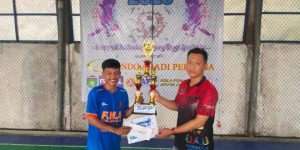 Panitia Pelaksana Turnamen Anak Futsal Prabumulih U-20 menyerahkan hadiah kepada perwakilan darii Futsal Mbak Adjeng yang berhasil menjadi juara pertama pada turnamen yang digelar di Lapangan Futsal Green Prabumulih tanggal 10 Desember 2023. (foto : MusiNews.id/CM)