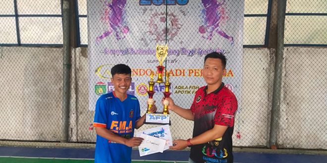 Panitia Pelaksana Turnamen Anak Futsal Prabumulih U-20 menyerahkan hadiah kepada perwakilan darii Futsal Mbak Adjeng yang berhasil menjadi juara pertama pada turnamen yang digelar di Lapangan Futsal Green Prabumulih tanggal 10 Desember 2023. (foto : MusiNews.id/CM)