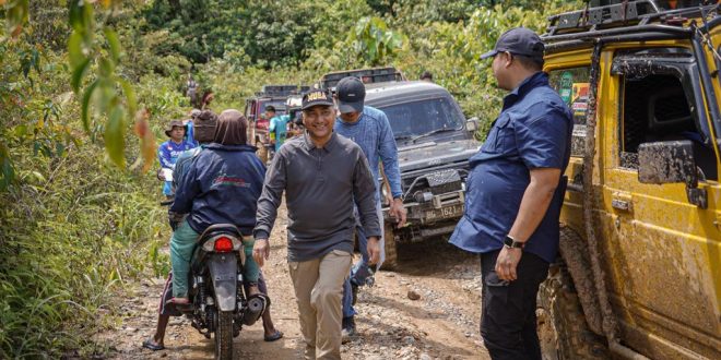 hari Sabtu tanggal 30 Desember 2023, Pj. Bupati Kabupaten Musi Banyuasin yakni H. Apriyadi Mahmud, menyapa hingga bermalam untuk menginap bersama warga pelosok Muba dengan menjajal kendaraan offroad bersama komunitas Sedulur Muba Adventure 4×4. (foto : Humas Pemkab Muba)