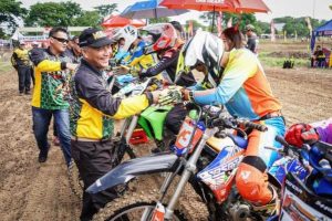 Penjabat (Pj.) Bupati Kabupaten Musi Banyuasin (Muba), H. Apriyadi Mahmud, membuka kejuaraan Grasstrack Bupati Cup Tahun 2023, pada hari Minggu tanggal 10 Desember 2023. (foto : Humas Pemkab Muba)