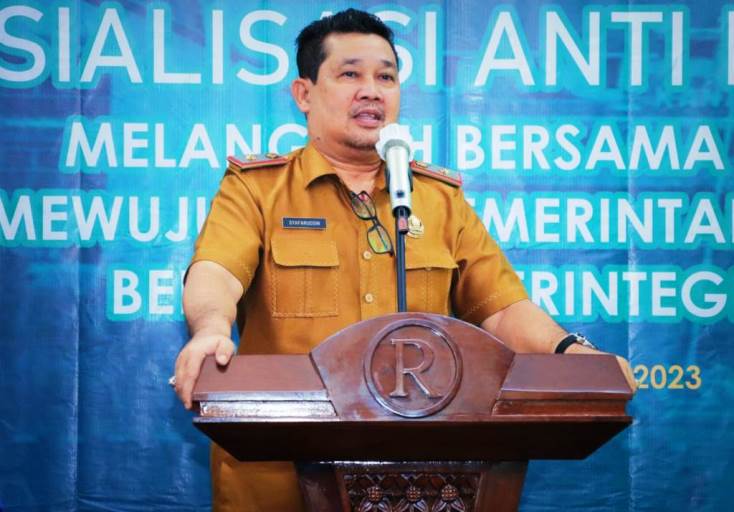 Pj. Bupati Muba, H. Apriyadi Mahmud, diwakili Asisten Administrasi Umum, Syafaruddin, menghadiri acara Sosialisasi Anti Korupsi dengan tema Melangkah Bersama untuk Mewujudkan Pemerintah Daerah Bersih dan Berintegritas, di Hotel Grand Ranggonang Sekayu, pada hari Senin tanggal 11 Desember 2023. (foto : Humas Pemkab Muba)