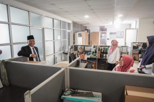 Pj Bupati Muba H Apriyadi Mahmud kembali melakukan inspeksi mendadak (sidak) dihari kedua kerja di Bagian Umum Setda Muba, Rabu (03/1/2024) pagi.
