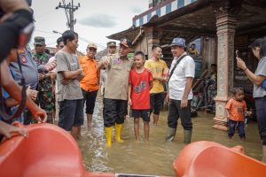 H Apriyadi Mahmud gerak cepat turun langsung mendatangi warga yang terdampak Ayo Nalam atau Banjir tahunan akibat meluapnya air Sungai Sake, Senin (8/1/2024).