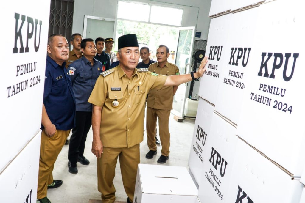 Mengecek Langsung Proses Pelipatan Surat Suara dan Gudang Penyimpanan KPU Muba