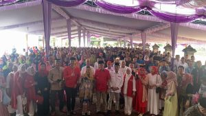 Calon Anggota DPR RI dari Partai Kebangkitan Nusantara, H. M. Albahori, bersama warga Kecamatan Plakat Tinggi, Kabupaten Musi Banyuasin. (foto : Triono)