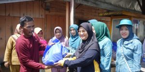 TP PKK Muba bersama Dinas Kesehatan memberikan bantuan sembako kepada warga yang terdampak banjir di Kelurahan Serasan Jaya Kecamatan Sekayu pada hari Rabu tanggal 23 Januari 2024. (foto : DinKominfo Muba)