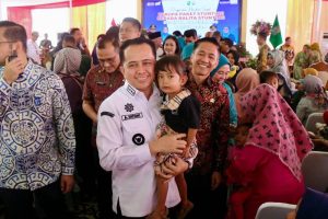 Penyerahan bansos dilakukan di halaman Rumah Dinas Walikota Palembang, Sumatera Selatan, Jumat (26/1/2024).