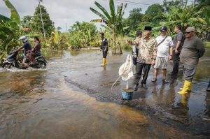 Minggu (28/1/2024) Pj Bupati Apriyadi Mahmud mengecek akses jalan yang putus akibat diterjang banjir di Jalan Sekayu-Teladan.