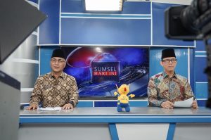 Pj.Bupati Muba Apriyadi Mahmud dan Pj.Bupati OKU, Teddy Meilwansyah didaulat menjadi penyiar berita TVRI Sumsel Edisi Spesial HUT Emas ke 50 , di studio TVRI Sumsel, Senin sore (29/1/2024).