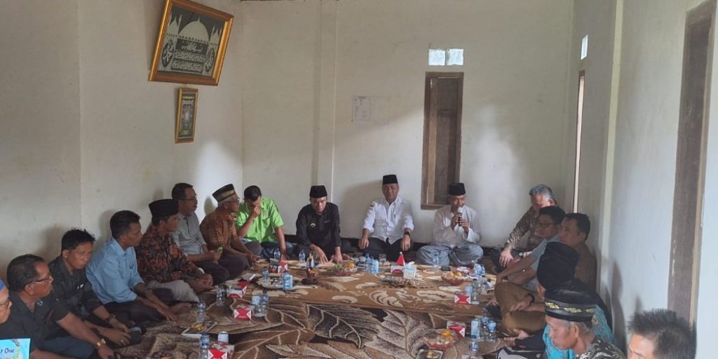 Warga, Tokoh Masyarakat (Tomas), dan Tokoh Adat di Desa Pangkalan Bulian, Kecamatan Batanghari Leko, pada hari Selasa tanggal 30 Januari 2024, yang mendesak H. Apriyadi Mahmud untuk ikut serta pada kontestasi Pemilihan Kepala Daerah (Pilkada) Muba tahun 2024 ini. (foto : MusiNews.id/Arianto)