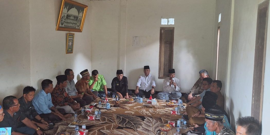 Warga, Tokoh Masyarakat (Tomas), dan Tokoh Adat di Desa Pangkalan Bulian, Kecamatan Batanghari Leko, pada hari Selasa tanggal 30 Januari 2024, yang mendesak H. Apriyadi Mahmud untuk ikut serta pada kontestasi Pemilihan Kepala Daerah (Pilkada) Muba tahun 2024 ini. (foto : MusiNews.id/Arianto)