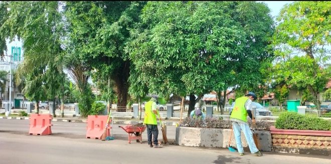 tim penyapuan dan penyiraman jalan dari PT. DBU melakukan kegiatan pembersihan median jalan. (foto : musinews.id/raswan)