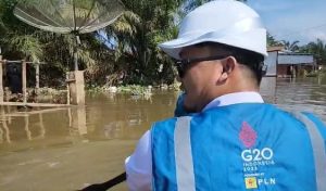 Pegawai PLN sedang mengelilingi daerah yang terkena banjir. (foto : SMSI Sumsel)
