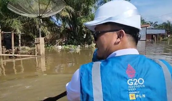 Pegawai PLN sedang mengelilingi daerah yang terkena banjir. (foto : SMSI Sumsel)