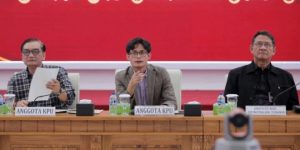 Anggota KPU RI August Mellaz (tengah) dan Yulianto Sudrajat (kiri) bersama Deputi Bidang Dukungan Teknis KPU Eberta Kawima saat memimpin rapat koordinasi dengan parpol dan tim capres-cawapres di Ruang Sidang Utama KPU, Jakarta, Minggu (14/1/2024). (ANTARA FOTO/Reno Esnir/wpa)