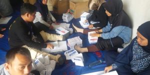 Proses Pelipatan Surat Suara yang dilakukan oleh Petugas pada Komisi Pemilihan Umum Kota Prabumulih.