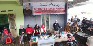 Istri Calon Presiden Republik Indonesia, Ganjar Pranowo, yang bernama Siti Atikoh, menghadiri pertemuan dengan Petugas Posyandu di Kebon Gede, Palembang, pada hari Jum'at tanggal 12 Januari 2024.