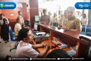 Pj. Gubernur Provinsi Sumatera Selatan, Agus Fatoni, saat melakukan Inspeksi Mendadak (Sidak) di Unit Pelaksana Teknis Badan (UPTB) Sistem Administrasi Manunggal Satu Atap (Samsat) Palembang III yang terletak di Komplek Perkantoran Bandara Mas, Alang-Alang Lebar, Kota Palembang, pada hari Selasa tanggal 2 Januari 2024. (foto : Instagram Pemprov Sumsel)