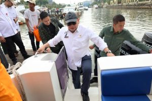 Ketua Dewan Perwakilan Daerah (DPD) Republik Indonesia, AA LaNyalla Mahmud Mattalitti, saat bersama anggota DPD RI Sub Wilayah Barat II berkunjung ke Pulau Untung Jawa, Kepulauan Seribu, Provinsi DKI Jakarta, pada hari Kamis tanggal 4 Januari 2024. (foto : DPD RI)
