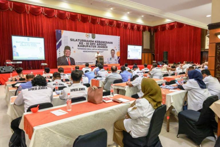 LaNyalla Mahmud Mattalitti dalam pidatonya pada acara Silaturahmi Kebangsaan Nasional DPC APDESI Kabupaten Jember dengan tema Otonomi Desa untuk Mewujudkan Kesejahteraan Rakyat di Phoenix Ballroom, Luminor Hotel Jember, pada hari Selasa tanggal 23 Januari 2024.