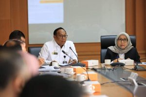 Suasana Rapat Konsultasi antara Sekretariat Jenderal Dewan Perwakilan Daerah Republik Indonesia dengan Kementerian Sekretariat Negara guna menindaklanjuti Putusan Badan Kehormatan (BK) DPD terkait pemberhentian Anggota DPD asal Bali, Shri IGN Arya Wedakarna MWS, pada Sidang Paripurna DPD awal Februari 2024, di Kantor Kementerian Sekretariat Negara RI, Jakarta, hari Senin tanggal 26 Februari 2024. (foto : DPD RI)