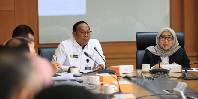 Suasana Rapat Konsultasi antara Sekretariat Jenderal Dewan Perwakilan Daerah Republik Indonesia dengan Kementerian Sekretariat Negara guna menindaklanjuti Putusan Badan Kehormatan (BK) DPD terkait pemberhentian Anggota DPD asal Bali, Shri IGN Arya Wedakarna MWS, pada Sidang Paripurna DPD awal Februari 2024, di Kantor Kementerian Sekretariat Negara RI, Jakarta, hari Senin tanggal 26 Februari 2024. (foto : DPD RI)