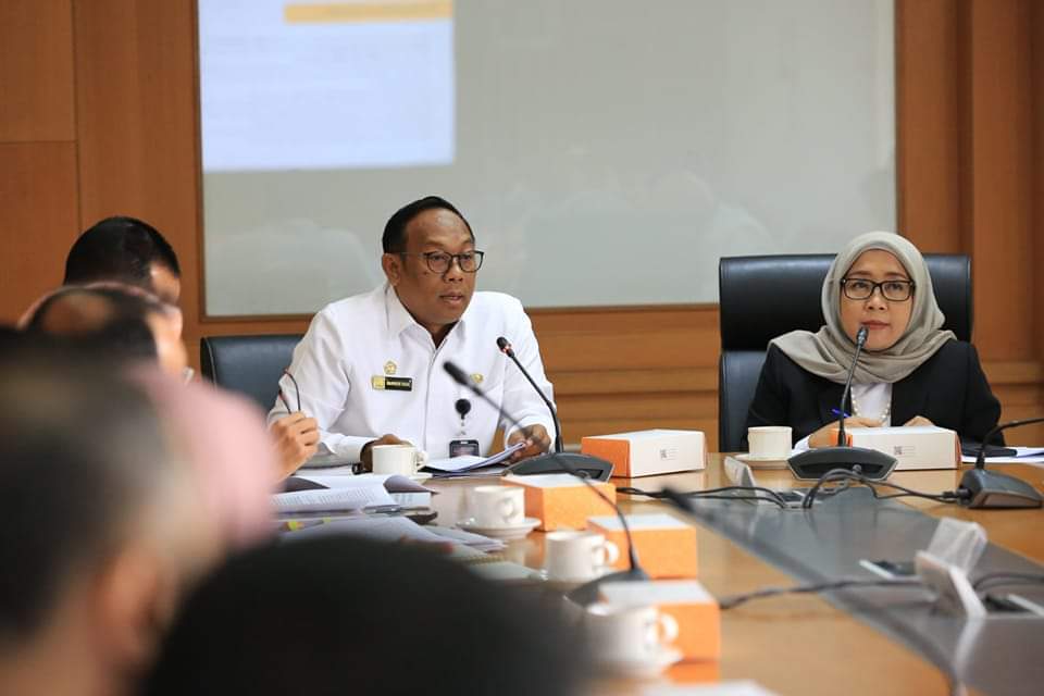 Suasana Rapat Konsultasi antara Sekretariat Jenderal Dewan Perwakilan Daerah Republik Indonesia dengan Kementerian Sekretariat Negara guna menindaklanjuti Putusan Badan Kehormatan (BK) DPD terkait pemberhentian Anggota DPD asal Bali, Shri IGN Arya Wedakarna MWS, pada Sidang Paripurna DPD awal Februari 2024, di Kantor Kementerian Sekretariat Negara RI, Jakarta, hari Senin tanggal 26 Februari 2024. (foto : DPD RI)