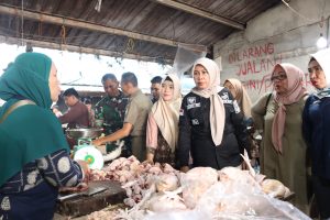 Pemerintah Kabupaten Musi Banyuasin (Muba) melalui Dinas Perdagangan dan Perindustrian Muba melakukan inspeksi mendadak (sidak) ke pasar tradisional Randik, Jum’at (23/2/2024).