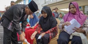 Pj. Bupati Muba, H. Apriyadi Mahmud, memantau langsung proses penyaluran penerima bantuan pangan di Halaman Kantor Bupati Muba, hari Jum'at tanggal 2 Februari 2024. (foto : DinKominfo Muba)