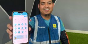 Pegawai PT. PLN sedang menunjukkan aplikasi PLN Mobile (foto : SMSI Sumsel)