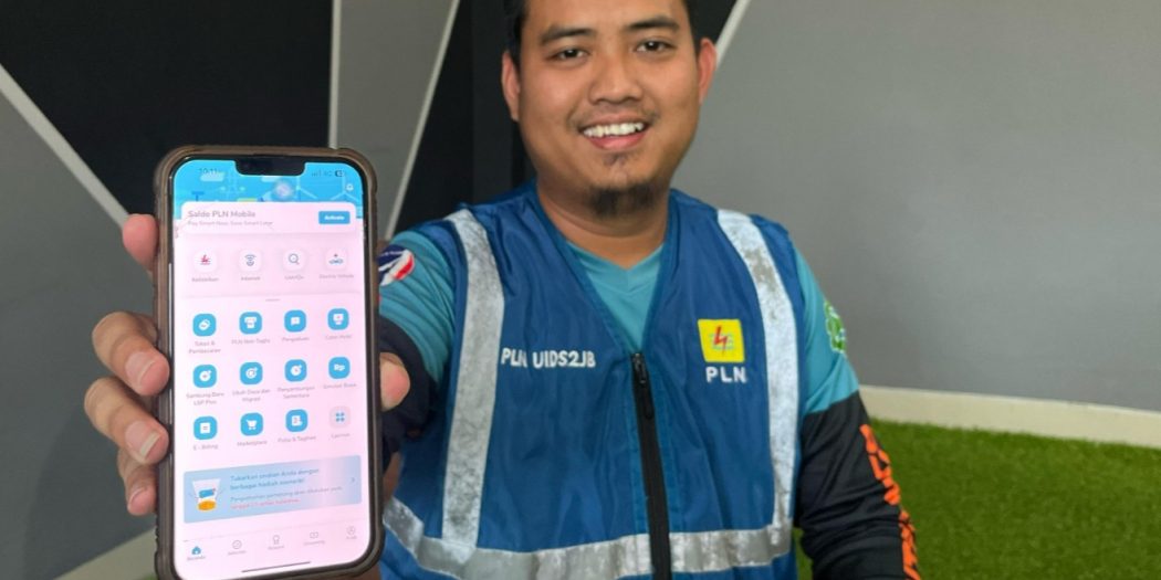 Pegawai PT. PLN sedang menunjukkan aplikasi PLN Mobile (foto : SMSI Sumsel)