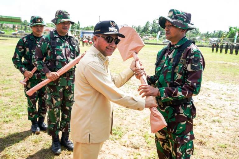 Pj. Bupati Kabupaten Musi Banyuasin, H. Apriyadi Mahmud, saat menghadiri Apel Upacara Pembukaan TMMD ke 119 Tahun Anggaran 2024 Wilayah Kodim 0401/Muba di Lapangan Sepak Bola Desa Sukajadi, Kecamatan Lalan, hari Selasa tanggal 20 Februari 2024. (foto : Dinkominfo Muba)