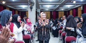 Ketua Dewan Perwakilan Rakyat Daerah (DPRD) Provinsi Sumatera Selatan (Sumsel), Hj. Anita Noeringhati, menghadiri acara silaturahmi yang dihadiri oleh Tenaga Guru dan Tenaga Kependidikan (GTK) se Sumsel di Gedung Guru PGRI, Seberang Ulu II, Kota Palembang, pada hari Kamis tanggal 8 Februari 2024. (foto : Humas DPRD Sumsel)