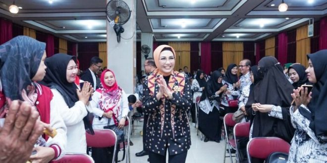 Ketua Dewan Perwakilan Rakyat Daerah (DPRD) Provinsi Sumatera Selatan (Sumsel), Hj. Anita Noeringhati, menghadiri acara silaturahmi yang dihadiri oleh Tenaga Guru dan Tenaga Kependidikan (GTK) se Sumsel di Gedung Guru PGRI, Seberang Ulu II, Kota Palembang, pada hari Kamis tanggal 8 Februari 2024. (foto : Humas DPRD Sumsel)